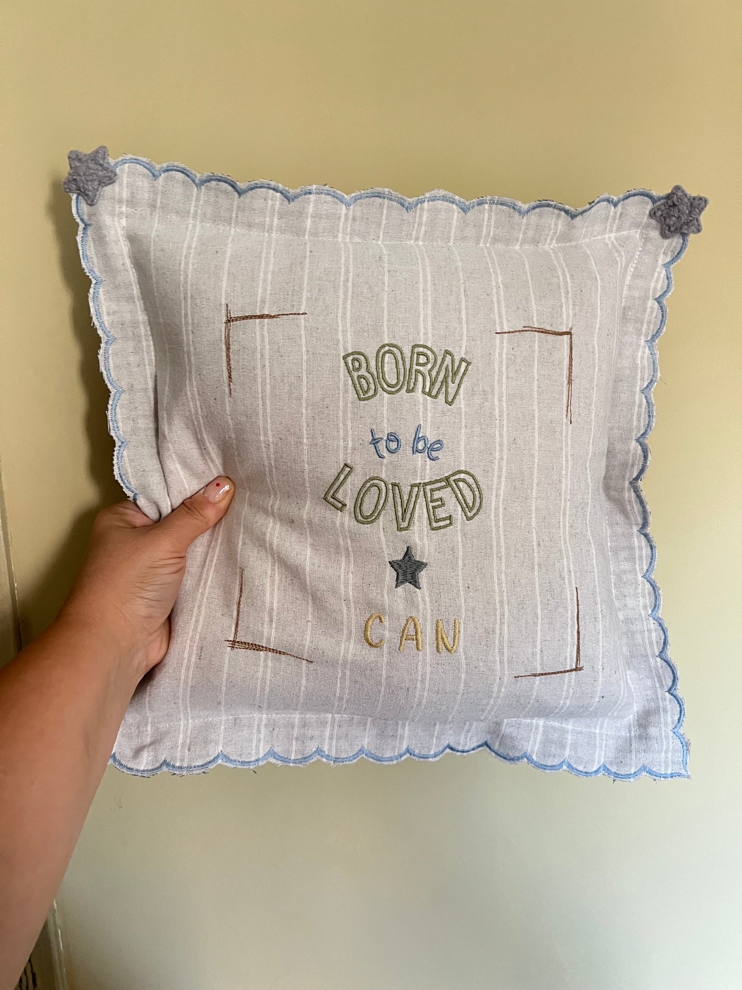 Çizgili bebek odası yastığı