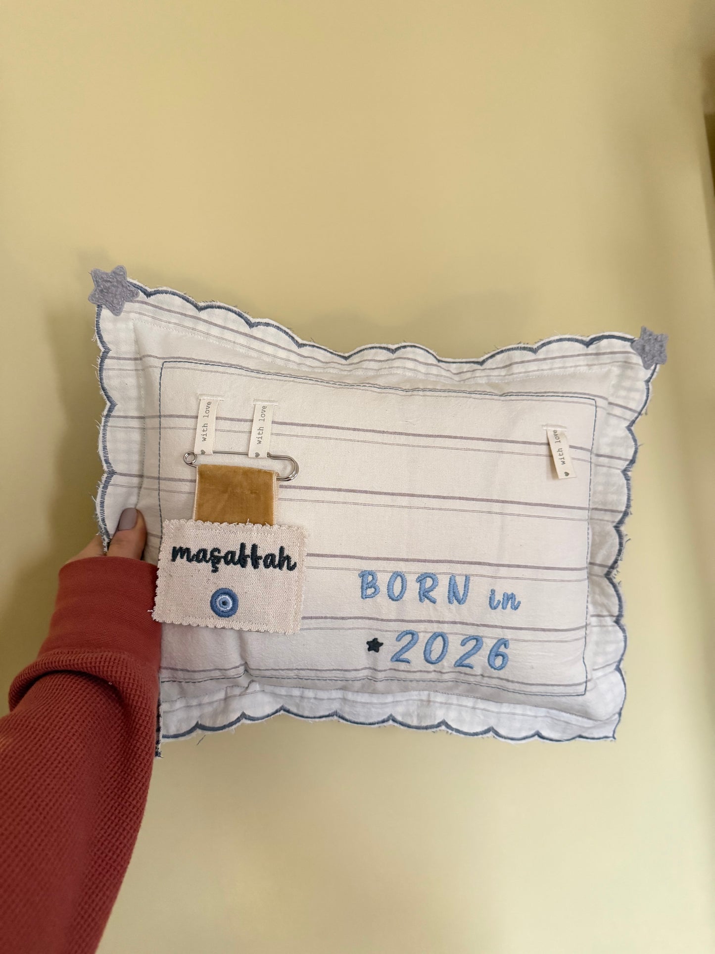 Rozetli takı yastığı