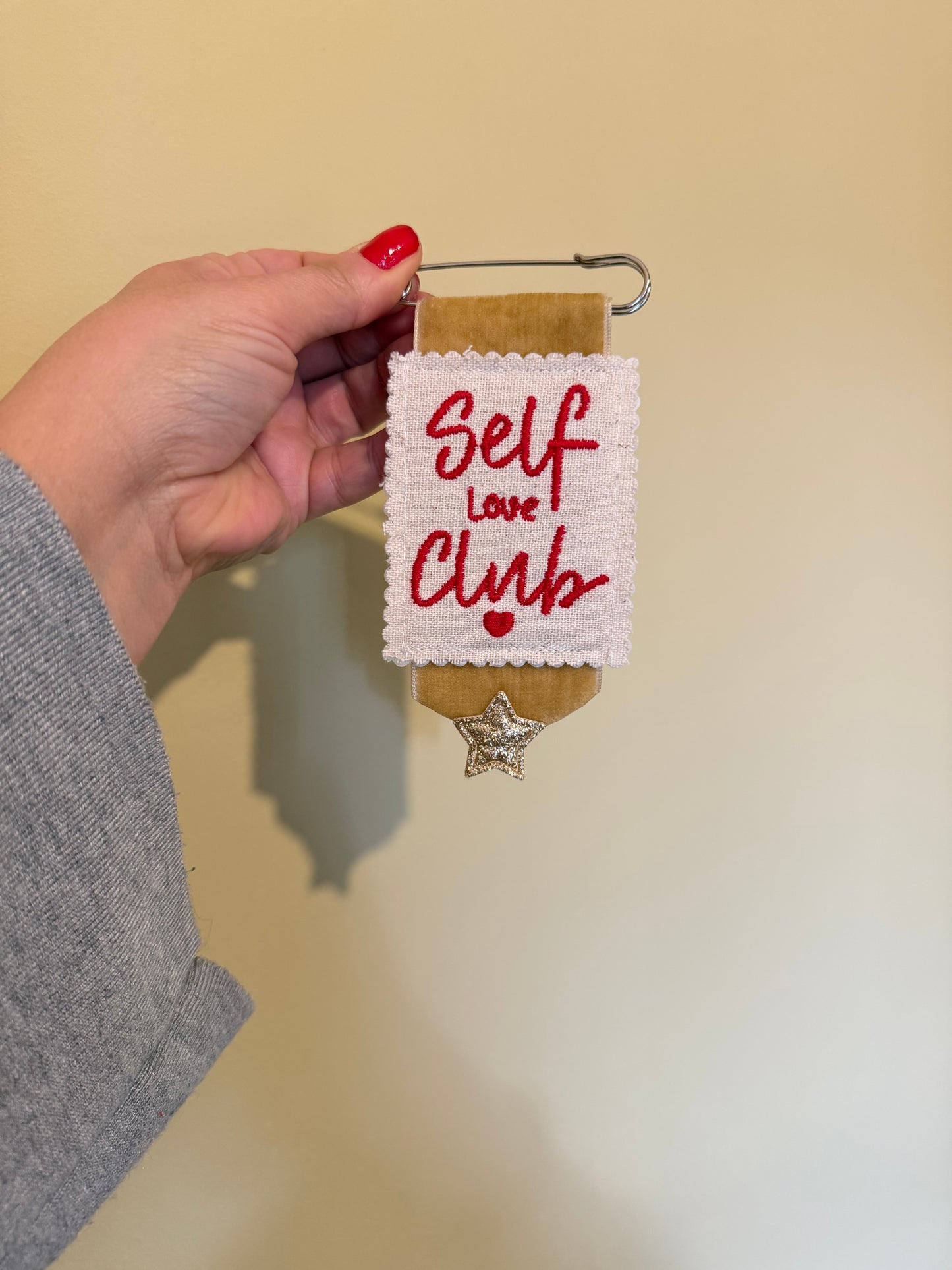 Self love club broş